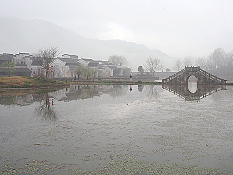 呈坎古村景区古桥雾景