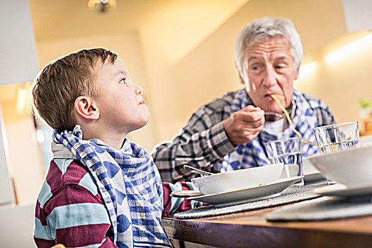 老人,孙子,吮,意大利面,午餐,桌子