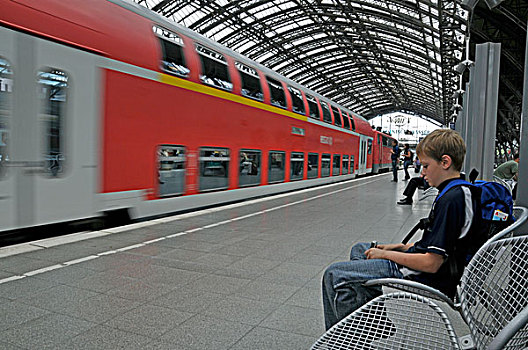 男孩,等待,铁路,车站,科隆,北莱茵威斯特伐利亚,德国,欧洲
