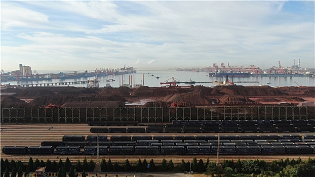 山东省日照市,金秋时节里的港口,运输生产繁忙有序