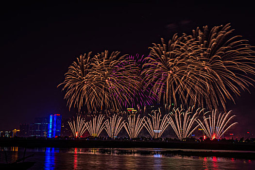 烟花,建筑群,河流,夜景,水,灯,节日