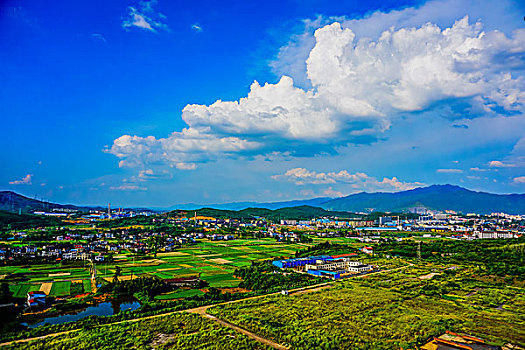 建筑群,高楼,蓝天,白云,山,田野,草坪,冷却塔,烟囱,铁塔,村庄,城市