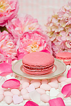 粉色,蛋白杏仁饼干,银,盘子,围绕,杏仁,牡丹,玫瑰花瓣