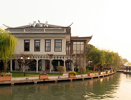 湖畔酒店