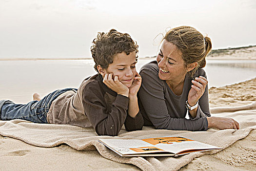 母亲,儿子,读,书本,海滩