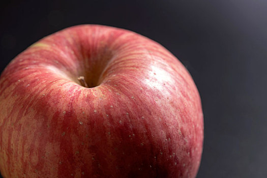 水果之王苹果摆放在黑色背景上