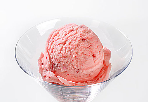 草莓冰激凌,高脚玻璃杯