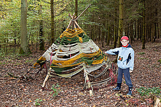 男孩,7岁,树林,靠近,圆锥形帐篷,秋天
