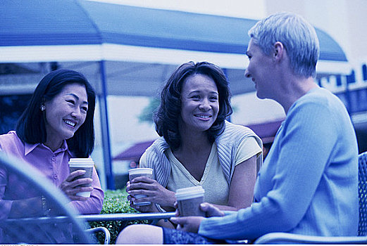 三个女人,坐,桌子,喝咖啡,交谈,户外