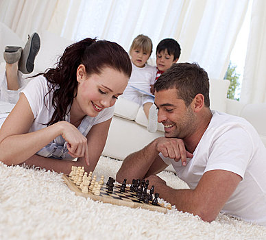 微笑,伴侣,玩,下棋,地板,客厅