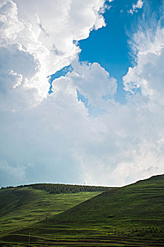 内蒙草原山与蓝天白云