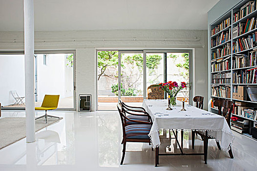 桌子,白色,桌布,扶手椅,相对,书架,阁楼,公寓,平台,门,风景,院落,背景