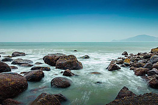 海浪拍打在石滩上