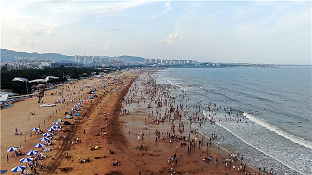 山东省日照市,海边旅游再现井喷之势,海水浴场变成欢乐海洋