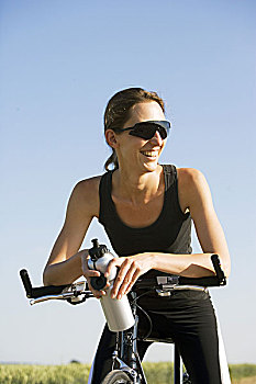 女人,年轻,太阳镜,愉悦,斜视,自行车,休息,渴,夏天,休闲,休闲运动,爱好,运动,健身,耐力运动,人,骑自行车,女运动员,20-30岁