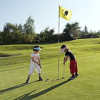 高尔夫球场,孩子,5-6岁,女孩,朋友,海湾,锁,向上,休闲,爱好,活动,运动,高尔夫,夏天,户外,人