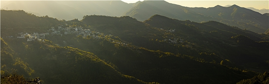 宽幅群山山峦山谷村落航拍