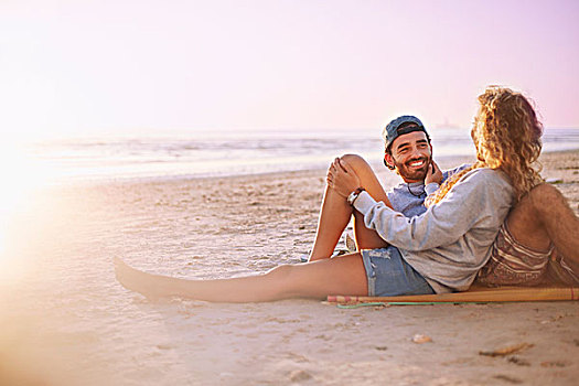 微笑,情侣,放松,交谈,日落海滩