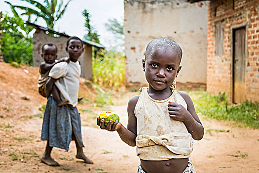 小孩,站立,拿着,块,水果,女孩,背影,背景,乌干达