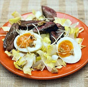 菊苣沙拉,烤鸭,脯肉,蛋