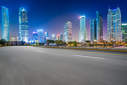 路面天际线和上海陆家嘴建筑夜景