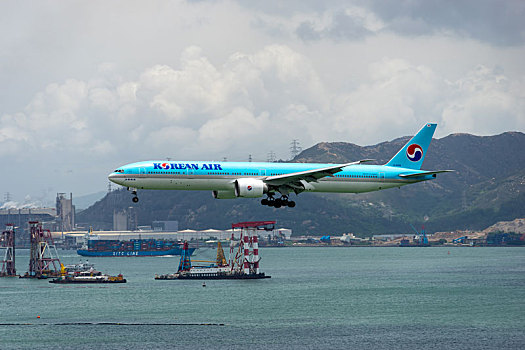 一架大韩航空的客机正降落在香港国际机场