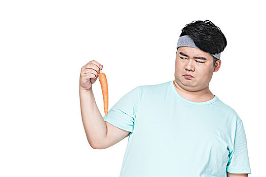 肥胖的青年男子手拿胡萝卜