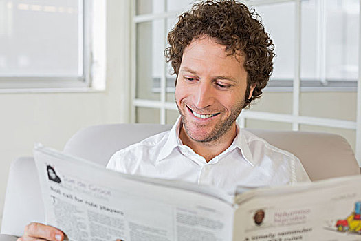 微笑,男人,读报纸,在家