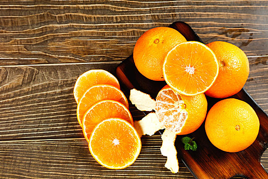 木板上放着一堆爱媛桔橙