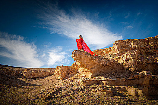 新疆,罗布泊,雅丹地貌,沙漠,沙岩,天空,美女,长裙,飘逸