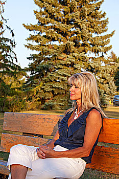 女人,放松,公园长椅,黄昏,艾伯塔省,加拿大