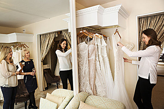 三个女人,客户,两个,零售,顾问,婚纱,店,看穿,选择,长袍,大,镜子,排