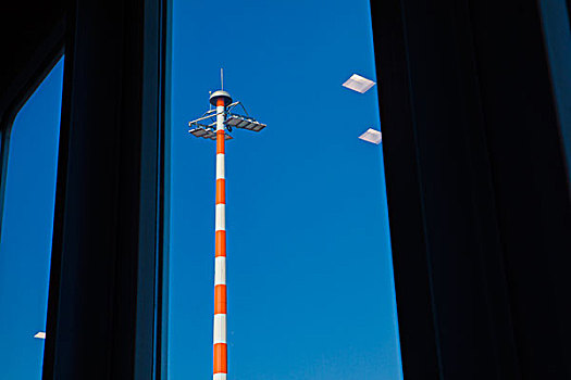 国外渡假旅行,机场候机室落地窗外,高耸的灯塔