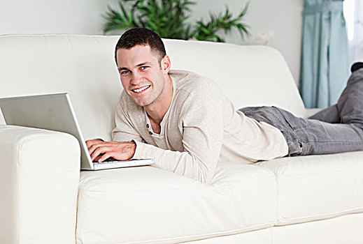 微笑,男人,躺着,沙发,笔记本电脑