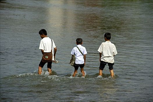 三个男孩,涉水,水,万荣,老挝