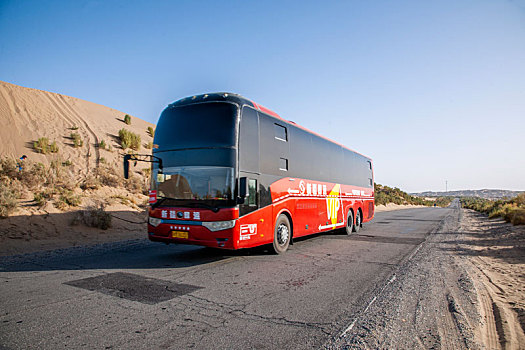 新疆塔里木沙漠公路营运的客车