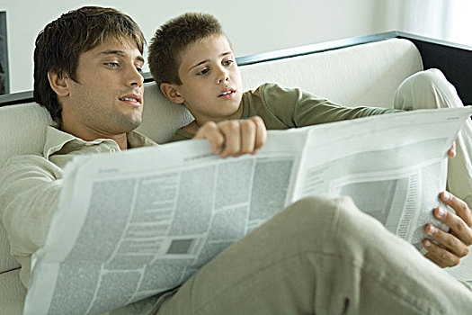 男孩,父亲,读报,一起,沙发