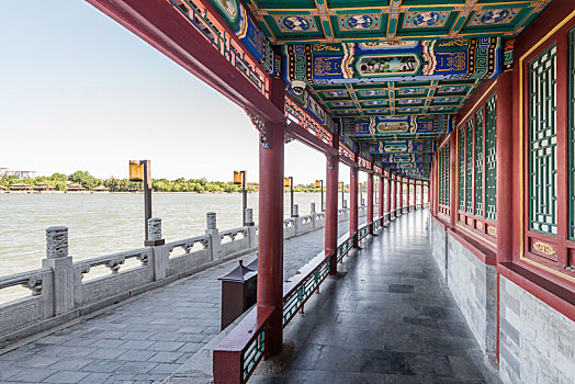 中国北京北海公园的沿湖长廊