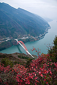 重庆巫山县文峰森林公园俯瞰巫山长江大桥与巫山县城