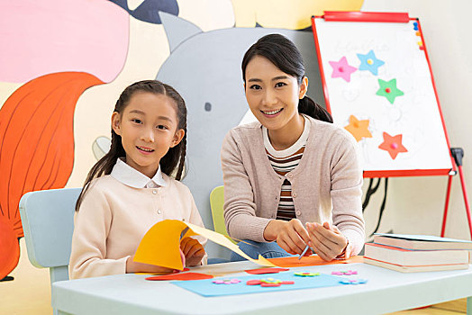 年輕女老師給小朋友上手工課