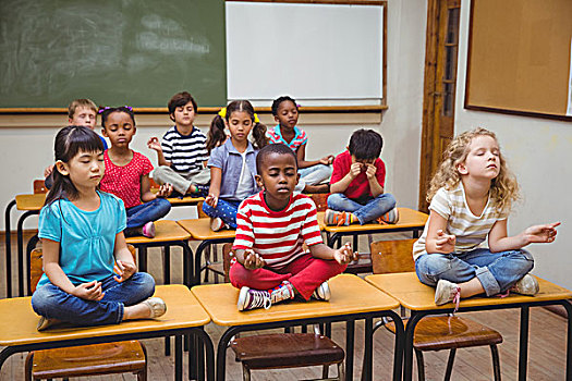 学生,沉思,盘腿坐,书桌,教室