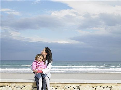 母亲,搂抱,女儿,6-8岁,靠近,海滩,阿利坎特,西班牙