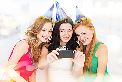 庆贺,朋友,单身派对,生日,概念,三个,微笑,女人,蓝色,帽子,乐趣,智能手机,相机