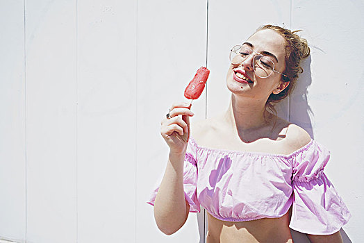 年轻,金发女郎,吃,草莓冰激凌,夏天