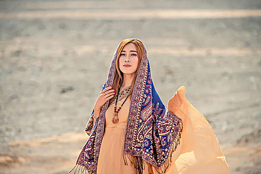 新疆,罗布泊,雅丹地貌,沙漠,美女,长裙,飘逸