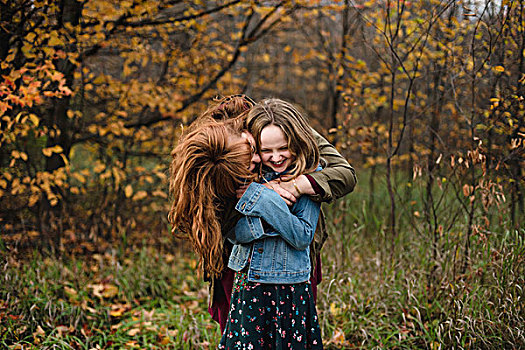母女,搂抱,林地,安大略省,加拿大