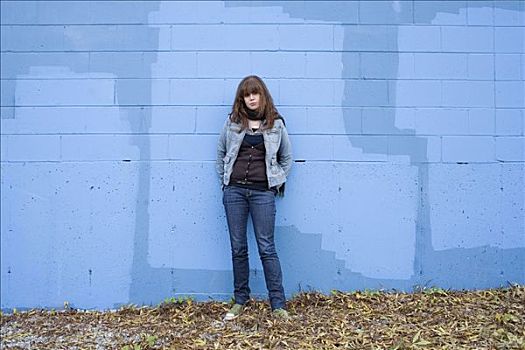 女人,站立,蓝色,墙,温哥华,不列颠哥伦比亚省,加拿大