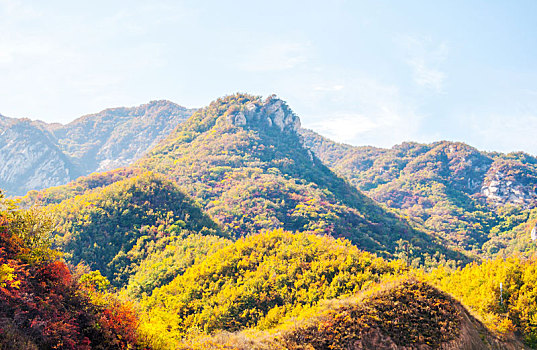 秋季晴朗天气中的山地环境