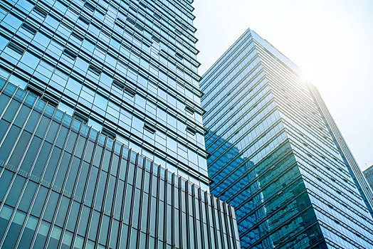 仰拍城市建筑和建筑局部和建筑玻璃