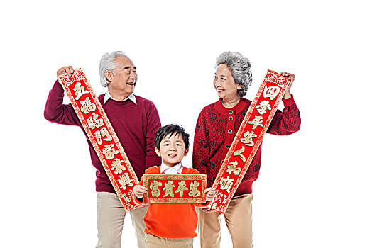 穿红色毛衣拜年的祖孙三人